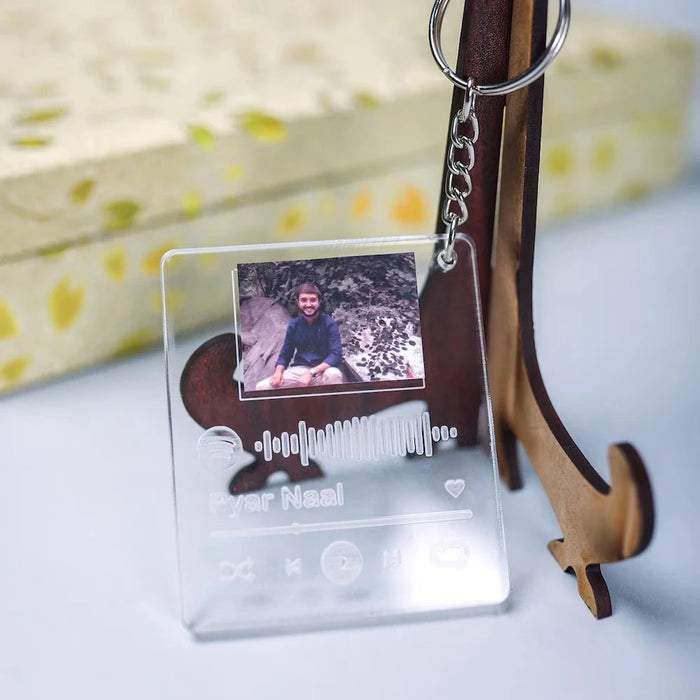 Fashionable Spotify key chain gift with personalized photo and song code, ideal for music lovers and custom keepsakes.